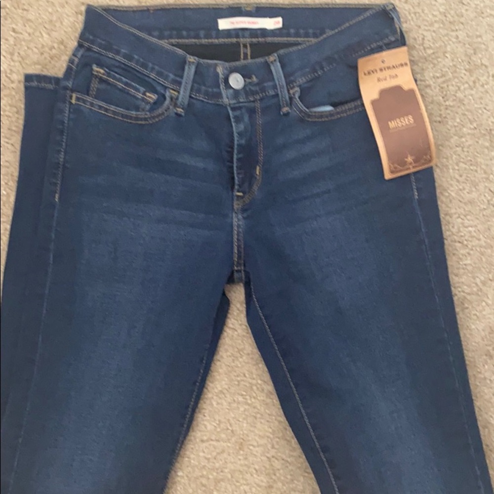 Levi Strauss women’s 28 skinny jeans